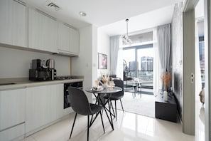 Deluxe Apartment, 1 Bedroom, Lake View | In-room dining