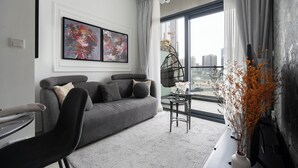 Căn hộ Deluxe, 1 phòng ngủ, quang cảnh hồ | Khu phòng khách | TV màn hình phẳng 125-cm có truyền hình kỹ thuật số 