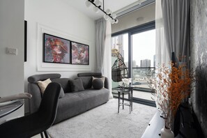 Apartamento Deluxe, 1 habitación, vistas al lago | Zona de estar | Televisión de pantalla plana de 125 cm con canales digitales