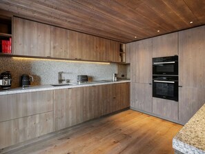 Réfrigérateur, four à micro-ondes, un four, lave-vaisselle