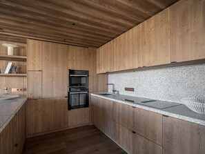 Réfrigérateur, four à micro-ondes, lave-vaisselle