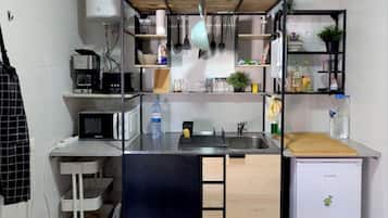 Refrigerador, microondas, cafetera/tetera, tostadora