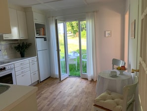 Kjøleskap, ovn, kokeplater og oppvaskmaskin