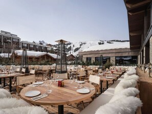 Outdoor dining - Luxury apartment in Courchevel 1850 with spa and shuttle service (Courchevel 1850)