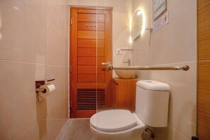 Habitació estàndard | Bany | Dutxa, capçal de dutxa tipus cascada i articles de tocador gratuïts 