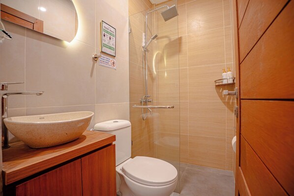 Rom – standard | Bad | Dusj, regndusjhode, toalettartikler (inkludert) og badekåper