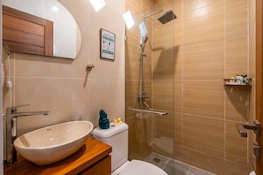 Habitación doble estándar | Baño | Regadera, amenidades de baño gratuitas, toallas, jabón