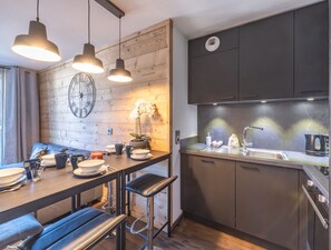 Réfrigérateur, four à micro-ondes, un four, lave-vaisselle