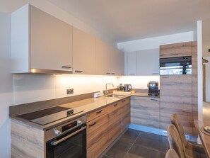 Réfrigérateur, four à micro-ondes, un four, lave-vaisselle