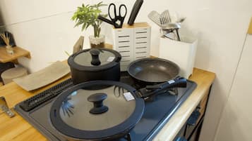 Apartment | Blackout drapes, iron/ironing board, free WiFi