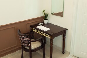 Desk, laptop workspace, free WiFi