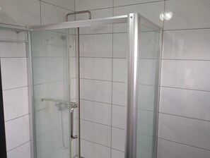 Tek Büyük Yataklı Oda, Balkon, Şehir Manzaralı | Banyo | Ücretsiz banyo/kozmetik ürünleri, saç kurutma makinesi, havlu 