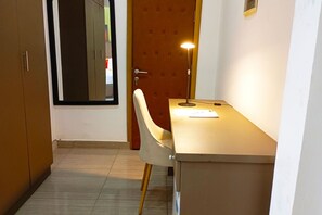 Quarto casal, sacada, vista para a cidade | Área de estar