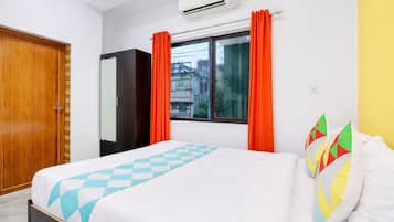 Habitación doble Deluxe, varias camas, aire acondicionado | Ropa de cama hipoalergénica y caja de seguridad en la habitación