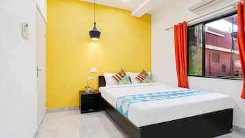 Ropa de cama hipoalergénica y caja de seguridad en la habitación