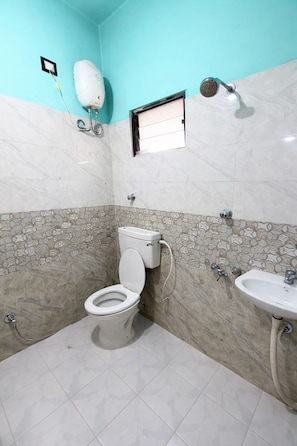 Shower, rainfall showerhead, free toiletries, slippers - Hotel M M Homestay Howrah (Howrah)