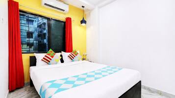 Deluxe-Doppelzimmer, Mehrere Betten, Klimaanlage | Allergikerbettwaren, Zimmersafe, Schreibtisch, schallisolierte Zimmer