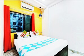 Habitación doble Deluxe, varias camas, aire acondicionado | Ropa de cama hipoalergénica y caja de seguridad en la habitación
