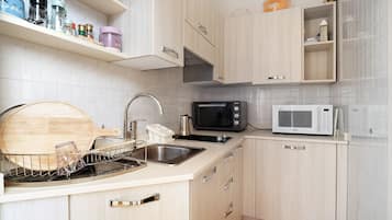 Kühlschrank, Mikrowelle, Ofen, Herdplatte