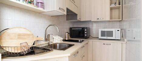 Refrigerador, microondas, horno, placa de cocina