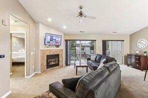 Televisie en een open haard