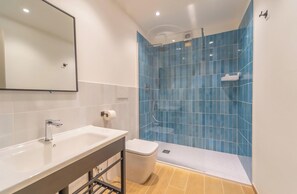 Hiustenkuivaaja, pyyhkeet, saippua, vessapaperi