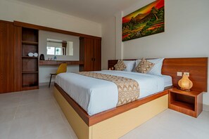 Estúdio luxo, vista para a piscina | Escrivaninha, Wi-Fi de cortesia