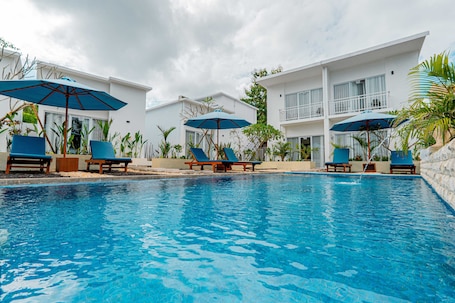 Una piscina al aire libre
