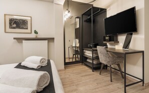 2 habitaciones, escritorio y tabla de planchar con plancha 