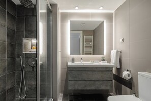 Shower, hair dryer, towels