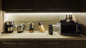 Réfrigérateur, four à micro-ondes, un four, surface de cuisson