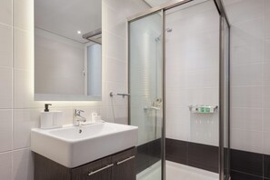 Dusche, Haartrockner, Handtücher