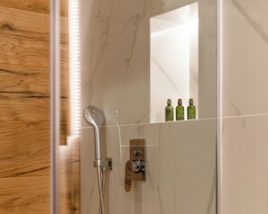 Dusche, Haartrockner, Handtücher