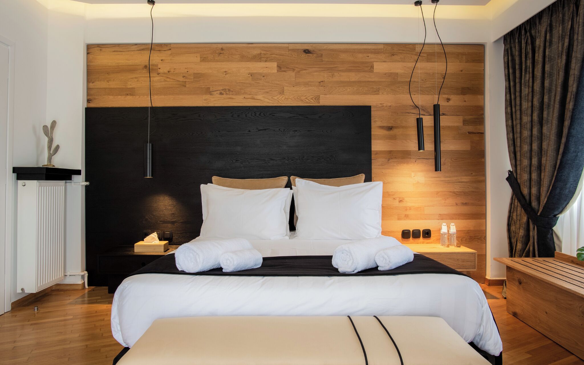 4 quartos, escrivaninha, ferros/tábuas de passar roupa, berço de viagem