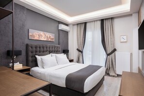 1 chambre, bureau, fer et planche à repasser, lit parapluie