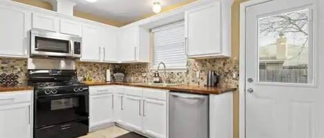 Refrigerador, microondas, horno, placa de cocina