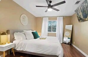 4 soverom, skrivebord, strykejern/-brett og reiseseng for barn