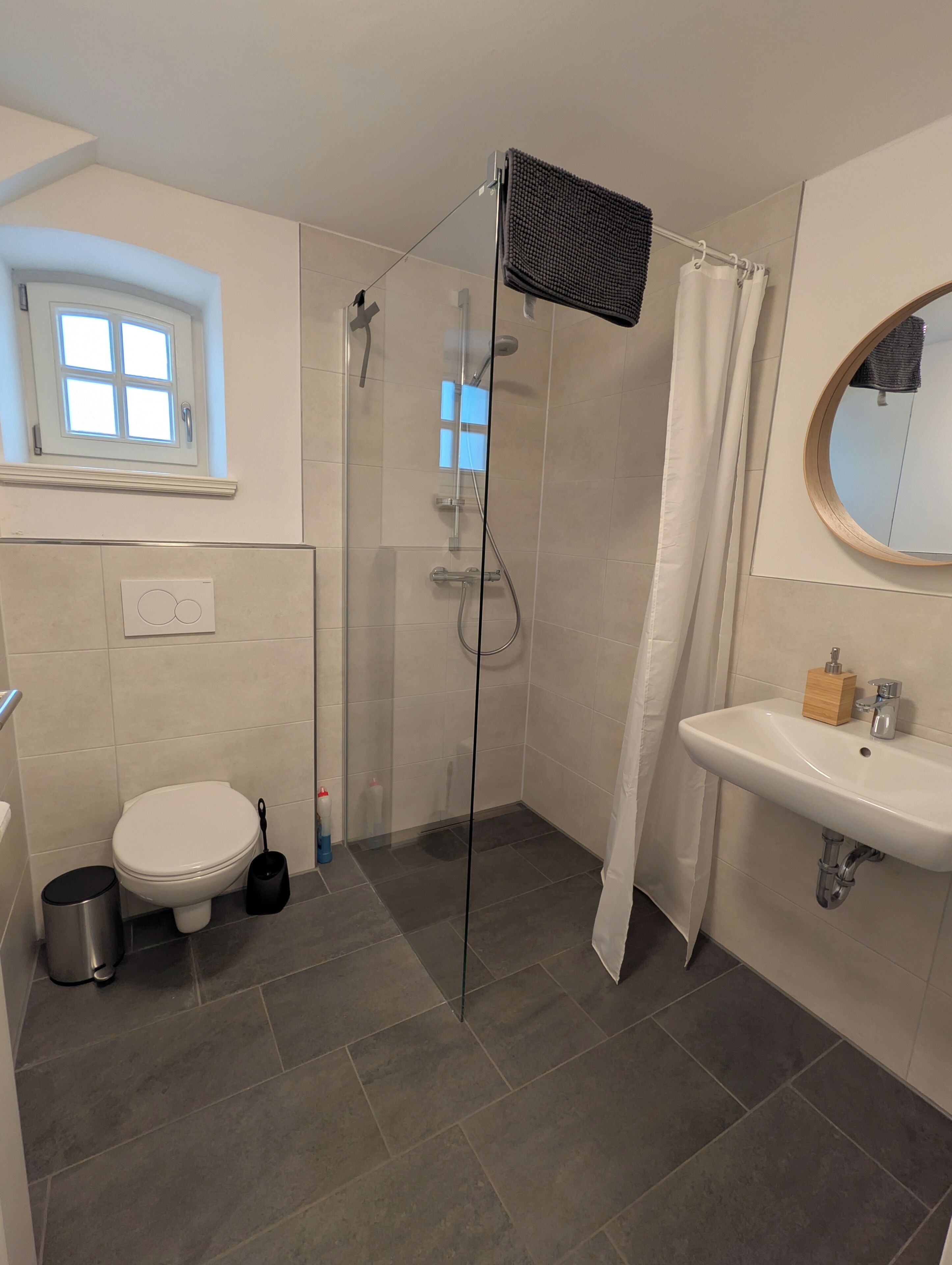 Dusche, Haartrockner, Handtücher, Seife