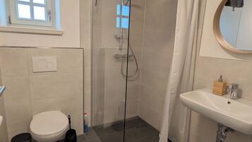Dusche, Haartrockner, Handtücher, Seife
