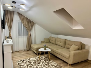 Estudio Deluxe, vista al patio | Área de sala de estar | Smart TV de 160 cm con canales digitales