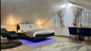 Kamar Double Deluks, pemandangan kota | Seprai premium, busa memori, brankas, dan tirai kedap cahaya