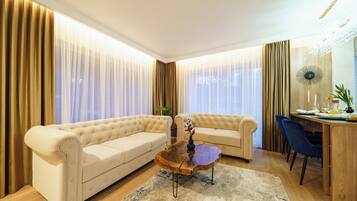 Departamento, vista al patio | Área de sala de estar | Smart TV de 160 cm con canales digitales