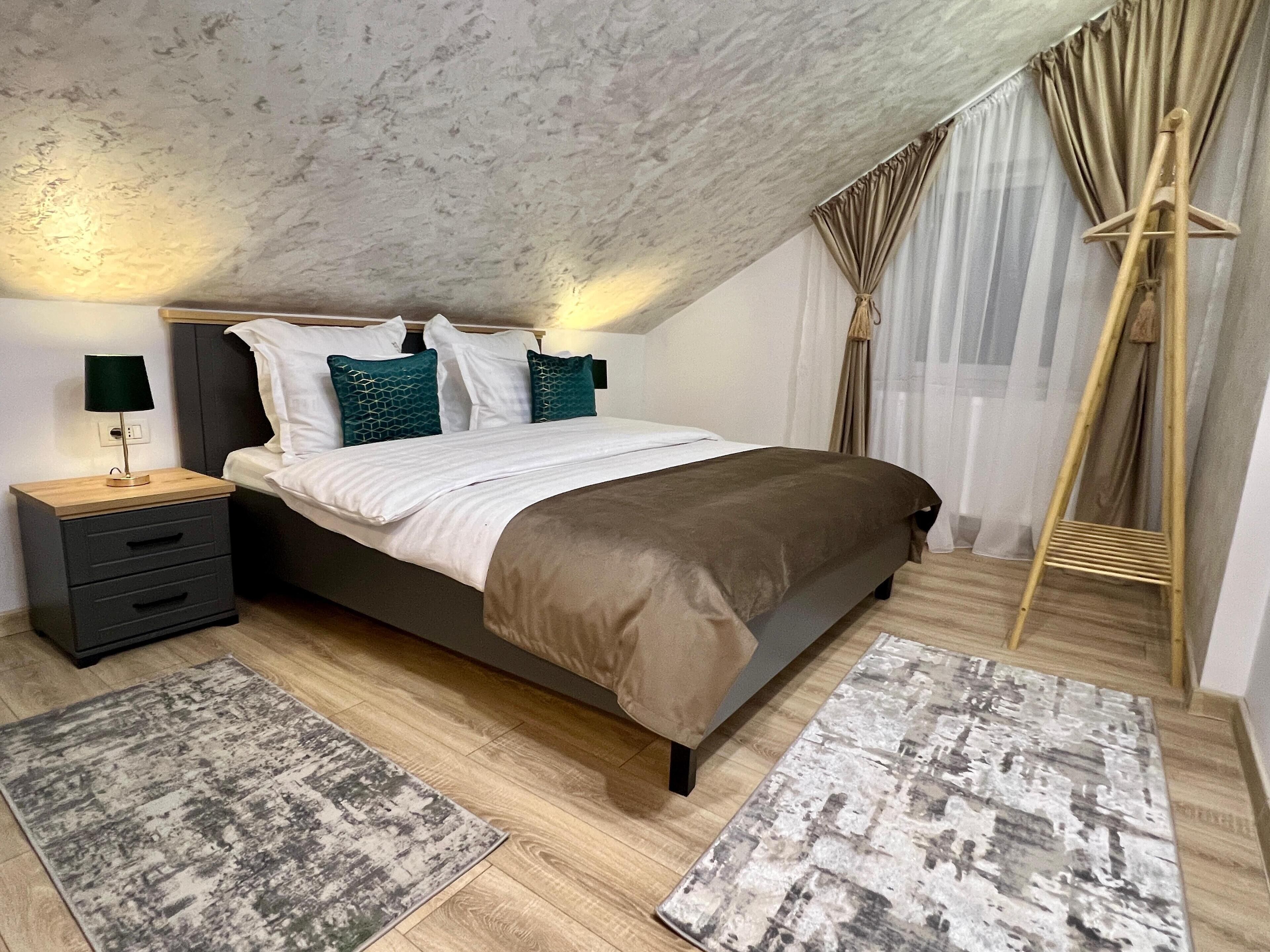 华丽开间, 庭院景观 | 高档床上用品、记忆海绵床垫、客房内保险箱、遮光窗帘