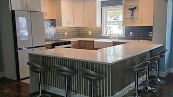 Microondas, horno, parrilla de estufa y lavavajillas