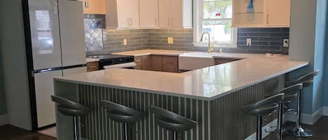 Four Ă  micro-ondes, un four, surface de cuisson, lave-vaisselle