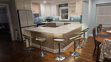 Microondas, horno, parrilla de estufa y lavavajillas