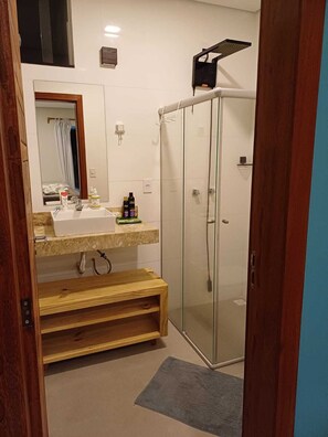 Dusj, hårføner, håndklær og toalettpapir