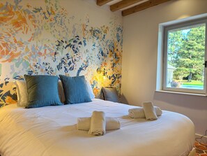 5 bedrooms, WiFi, bed sheets