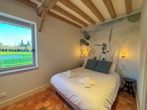 5 bedrooms, WiFi, bed sheets