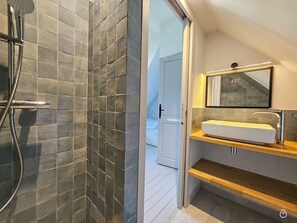 Regadera, toallas, papel de baño 